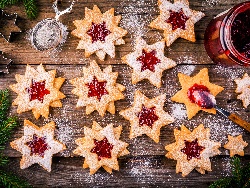 Линцерови сладки с форма на звезда и сладко от малини за коледа - снимка на рецептата